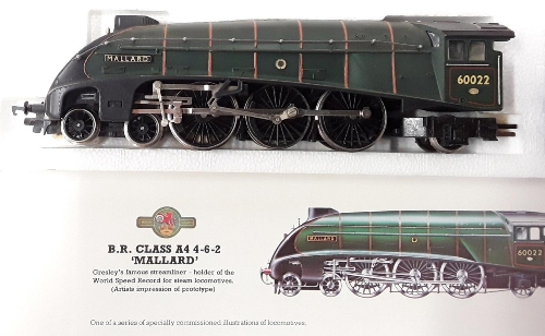 Hornby OO Gauge R350 BR Class A4 4-6-2 ?Mallard?. Appears Excellent in Good box. - Image 3 of 3