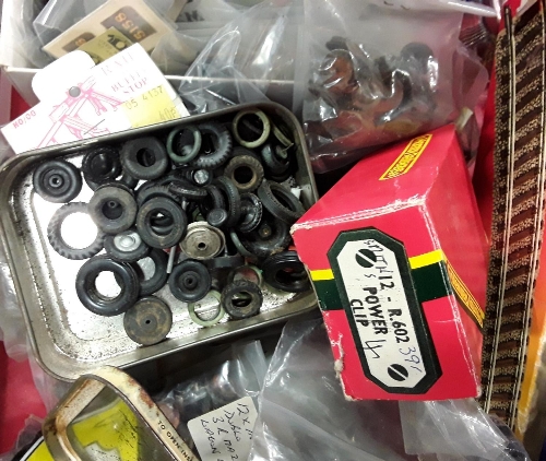 Crate of OO model railway accessories to include Hornby Buffer stops, Peco Buffer Stops, wheels, - Image 2 of 3