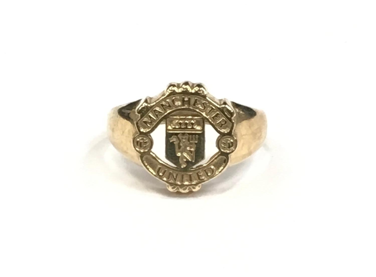 9ct gold and diamond Manchester United FC ring. Size Q.