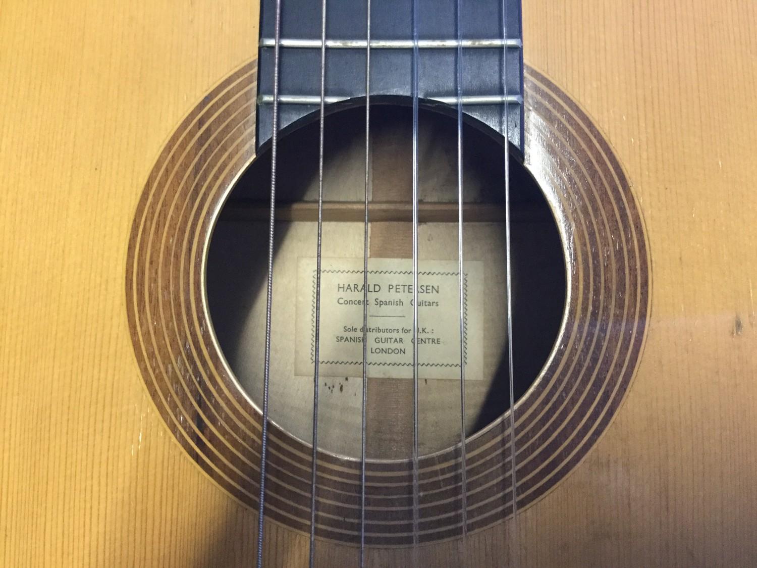 HAROLD PETERSEN CONCERT GUITAR. Iconic Maker here with the body made from Spruce & Rosewood and - Image 4 of 4