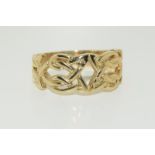 9ct yellow gold celtic ring, size M.