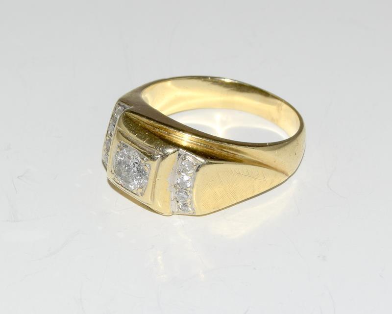 A Gents diamond solitaire 0.75 points with diamond shoulders set in 8.6g 14ct gold ring, Size N. - Image 7 of 12