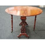 A vintage mahogany drop leaf table on castors. H:72 W:87 D:107 (cm).