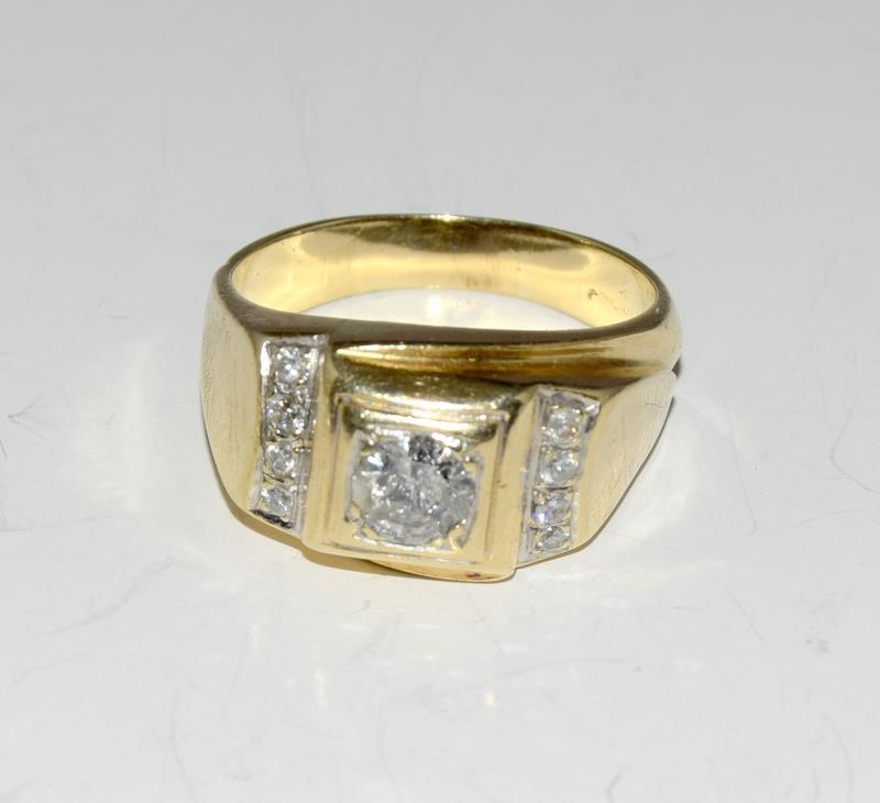 A Gents diamond solitaire 0.75 points with diamond shoulders set in 8.6g 14ct gold ring, Size N. - Image 12 of 12