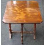 Victorian mahogany Sutherland table on turned supports. 60x75cm.