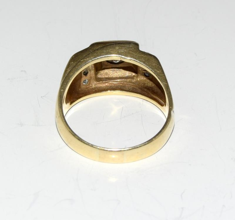 A Gents diamond solitaire 0.75 points with diamond shoulders set in 8.6g 14ct gold ring, Size N. - Image 5 of 12
