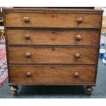 A Victorian oak chest of four drawers with wood turned handles. H:107, W:108, D:53 (cm).