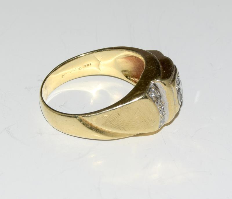 A Gents diamond solitaire 0.75 points with diamond shoulders set in 8.6g 14ct gold ring, Size N. - Image 4 of 12