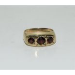 A Gents 9ct antique three stone garnet gypsy ring. Size S