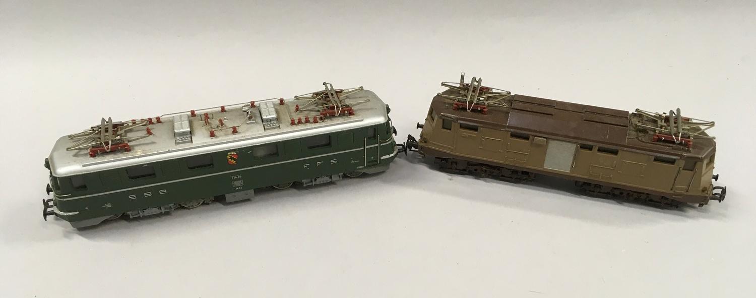 2 Marklin Overhead Electric locomotives: 3050 SBB No.11414 and 3035 E424103, unboxed.