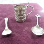 A miniature white metal tankard together with two plated spoons and a ring. (Ref WP)
