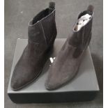 Ladies as new black ankle boots size 6 by Very (REF 102).