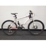 A white calibre mountain bike. (ref 6)