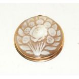 A 14ct gold ladies carved Cameo in the shape of a flower. (W7)