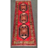 Quality Azari runner medallion red and green 285 x 110cm