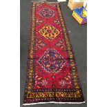 Azari long Runner medallion red and green 335 x 105cm