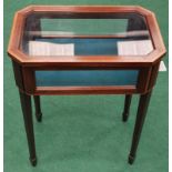 Edwardian mahogany bijouterie table with hinged lid (includes key).