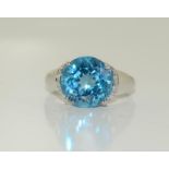 9ct white gold blue stone ring. Size N.