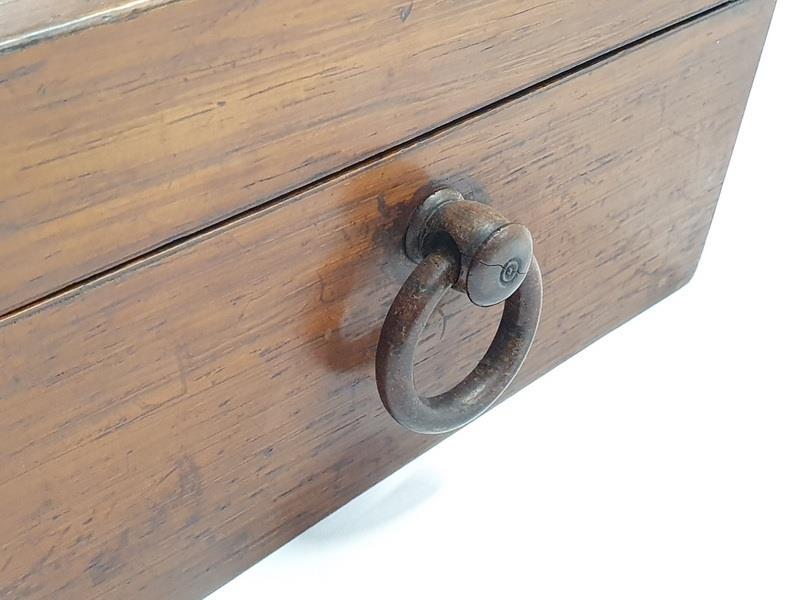 A vintage mahogany jewellery box with mother of pearl inlay to lid. - Image 2 of 3