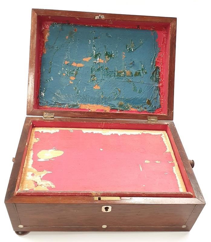 A vintage mahogany jewellery box with mother of pearl inlay to lid. - Image 3 of 3