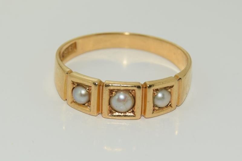 An 18ct gold ladies Amethyst set three pearl ring.