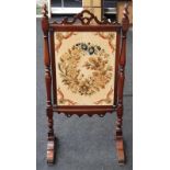 A Victorian mahogany tapestry fire screen. H:121 W:60 D:39 (cm).