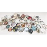 Quantity of paperweights of all types. (46)
