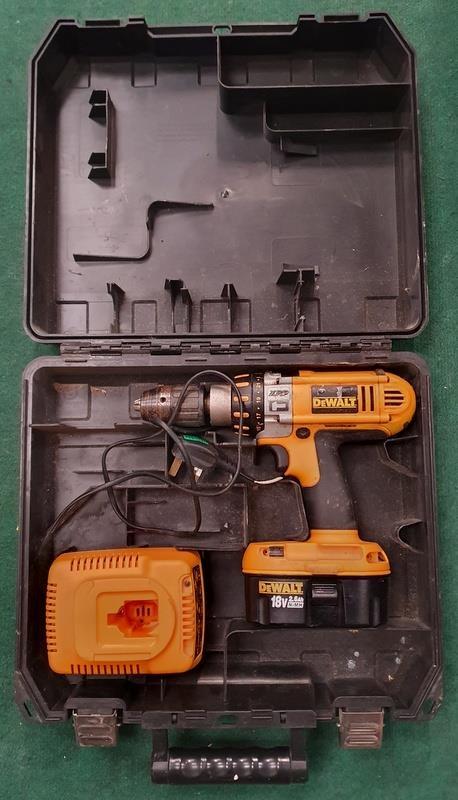 DeWalt DC925KD cordless drill in case with battery and charging station (WP37).