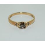 A 9ct gold ring set with diamond champagne approx. 0.40points, Size S.
