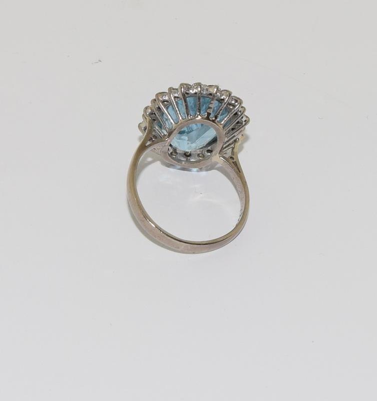 A Large Vintage Aquamarine & Diamond Platinum or 18ct White Gold Cluster Ring, Size N. Central - Image 3 of 6
