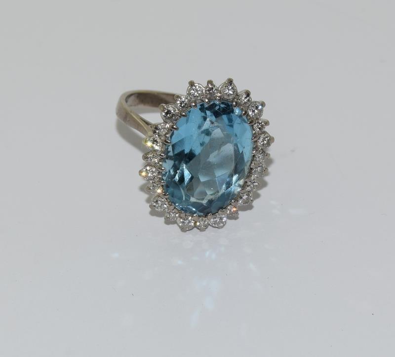 A Large Vintage Aquamarine & Diamond Platinum or 18ct White Gold Cluster Ring, Size N. Central - Image 6 of 6