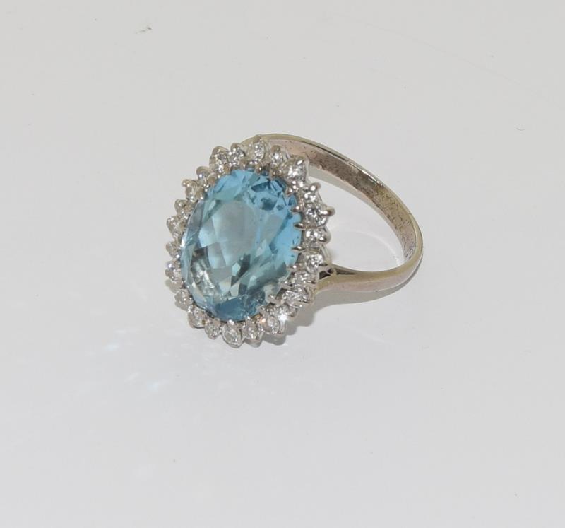 A Large Vintage Aquamarine & Diamond Platinum or 18ct White Gold Cluster Ring, Size N. Central - Image 4 of 6