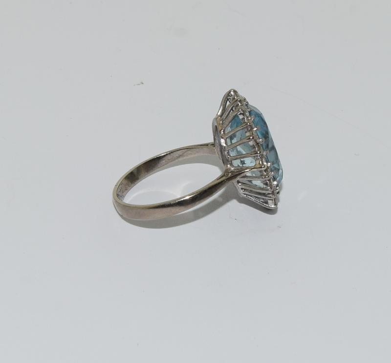 A Large Vintage Aquamarine & Diamond Platinum or 18ct White Gold Cluster Ring, Size N. Central - Image 2 of 6