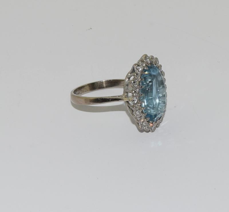 A Large Vintage Aquamarine & Diamond Platinum or 18ct White Gold Cluster Ring, Size N. Central - Image 5 of 6