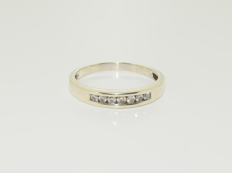 A 9ct white gold ladies 7 stone diamond ring, approx 0.33ct, Size V.