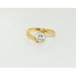 18ct gold ladies 1ct white sapphire ring. Size K+. 3.4g.