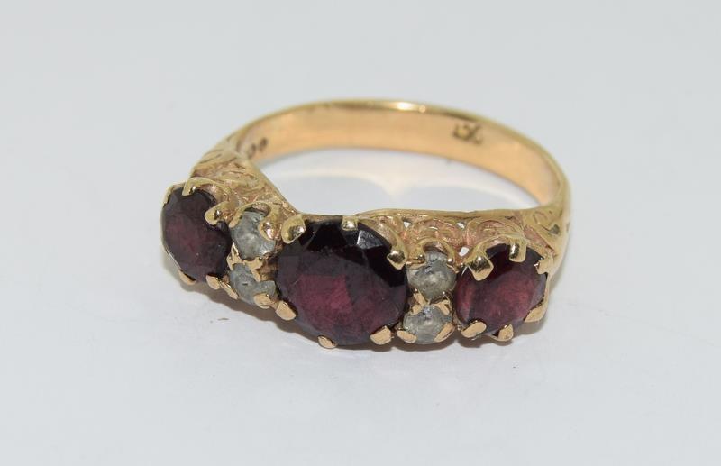 9ct Gold Ladies Antique Set Garnet Ring. Size O