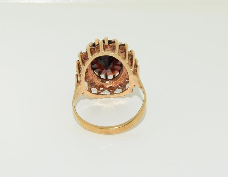 9ct gold ladies large garnet ring. Size Q. - Image 3 of 4