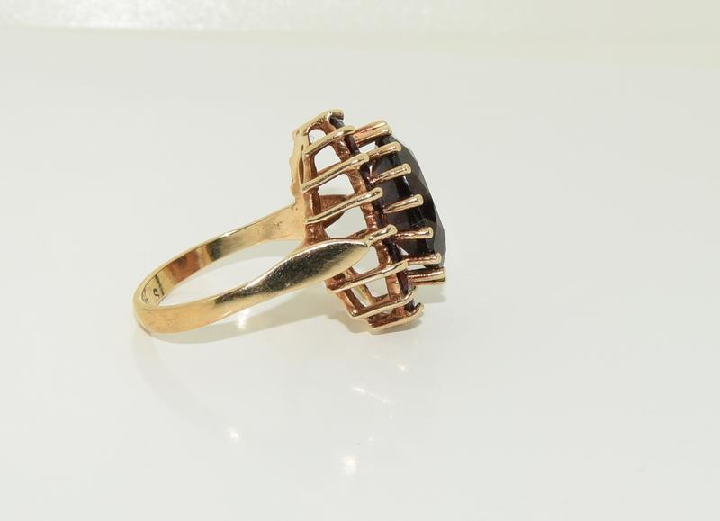 9ct gold ladies large garnet ring. Size Q. - Image 2 of 4