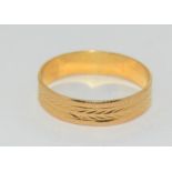 21 carat gold wedding band size Q. 2.44gms