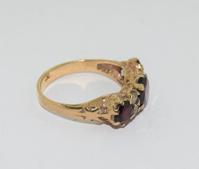 9ct Gold Ladies Antique Set Garnet Ring. Size O - Image 2 of 3