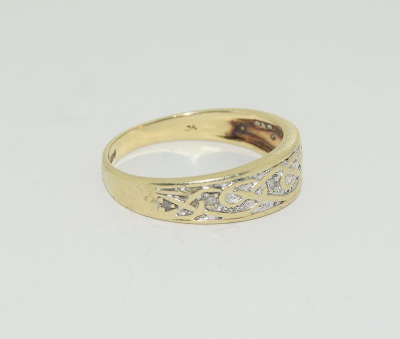 A Vintage 9ct gold and diamond celtic mans rings, size s1/2, 3.7 grams. - Image 5 of 6