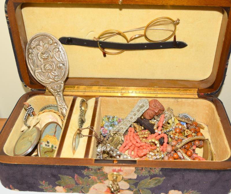 Jewellery box with Key contains 1910/20s Costume jewellery.
