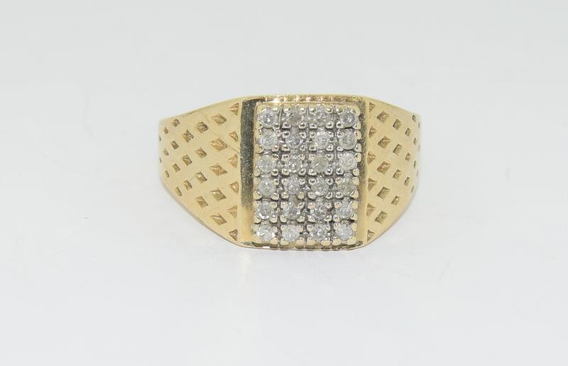 Gents 9ct Gold and Diamond Signet ring - hallmarked 0.33 of a carat, size U.