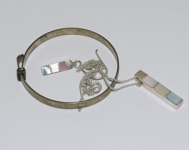 Misc Silver Items to include a Silver Key ring, Ingot & Chain, Bracelet, Earrings, Cigar Cutter - Image 4 of 7