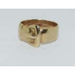 9ct gold man's buckle ring. Size