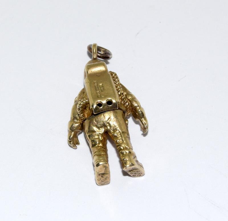 9ct Gold Articulated Astronaut Charm. 27mm Tall. 5.3g - Image 2 of 2