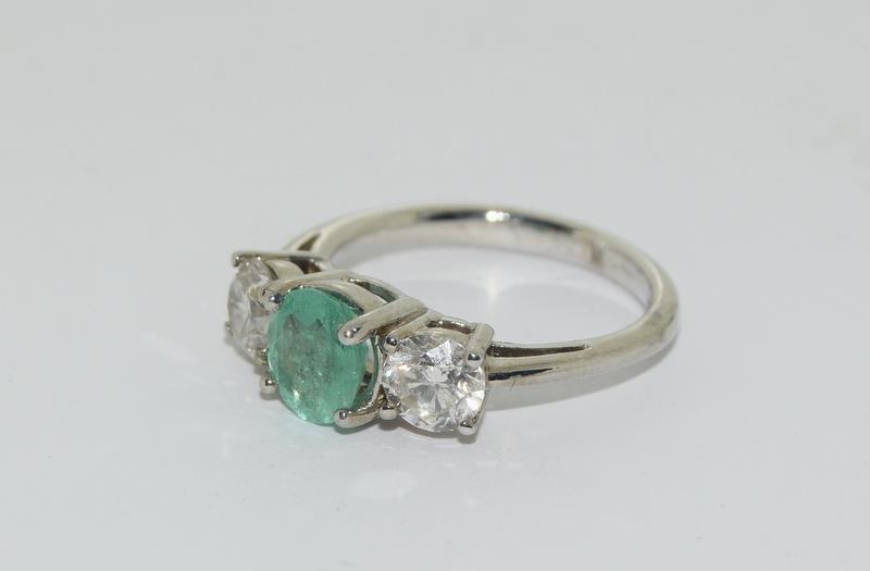 An 18ct white gold emerald and diamond ring of 1.8cts approx. - Image 4 of 6