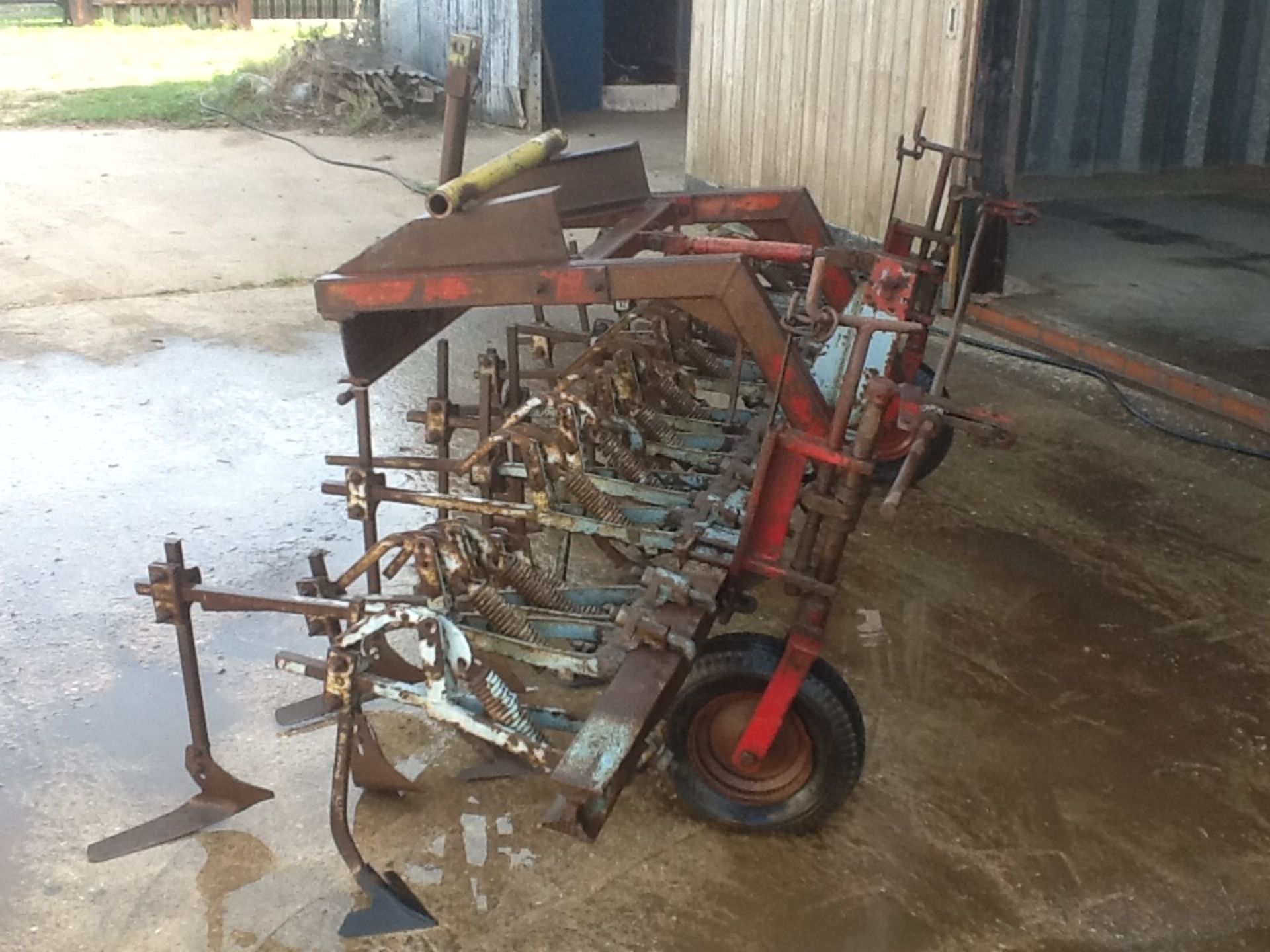 UGERLOSE 6 ROW BEET HOE - Image 3 of 6