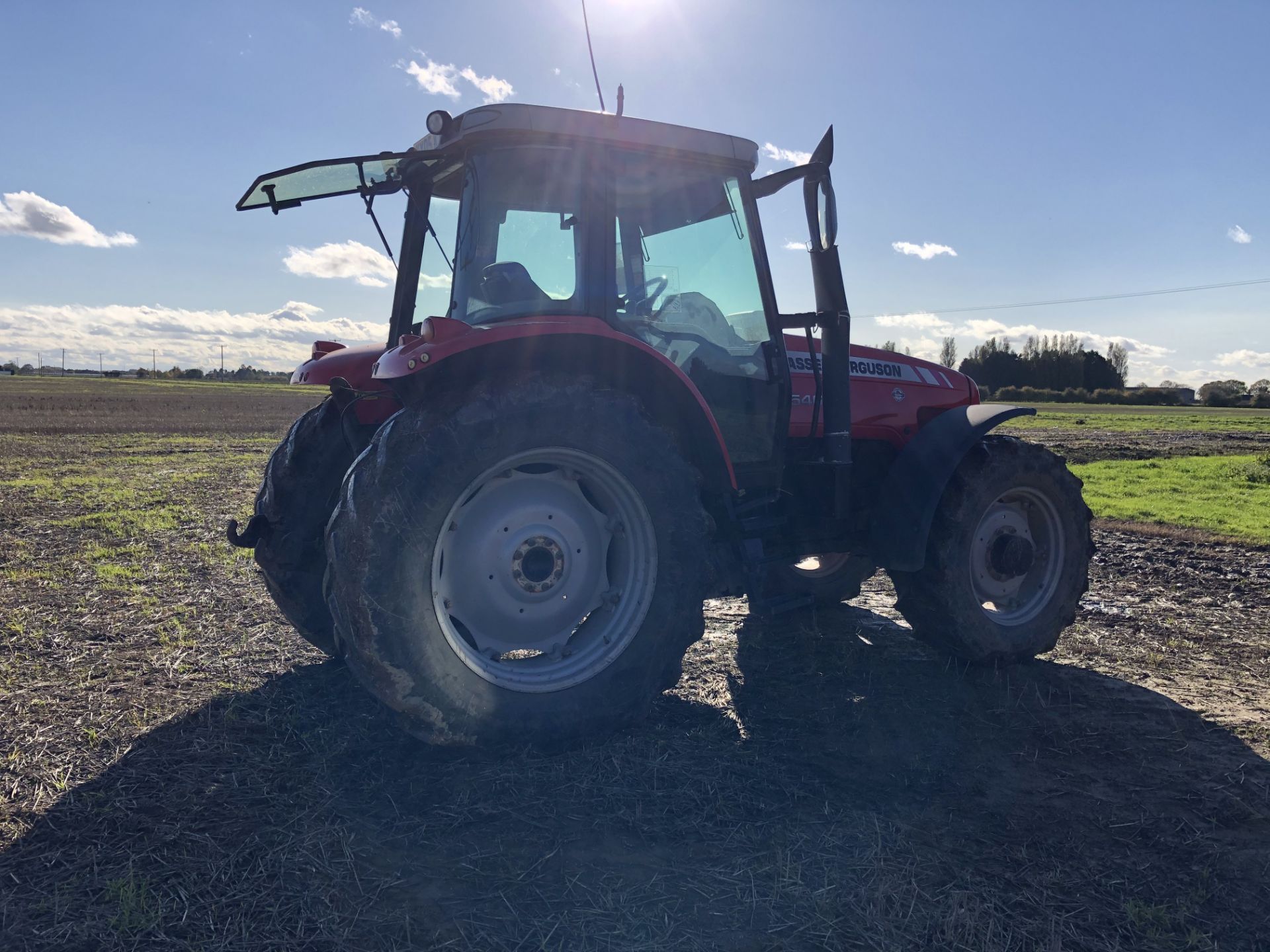 2005 KX05 KXT MASSEY FERGUSON 5465 TRACTOR, REAR TYRES GOODYEAR 18.4 R38, FRONT TYRES GOODYEAR 14. - Image 4 of 10